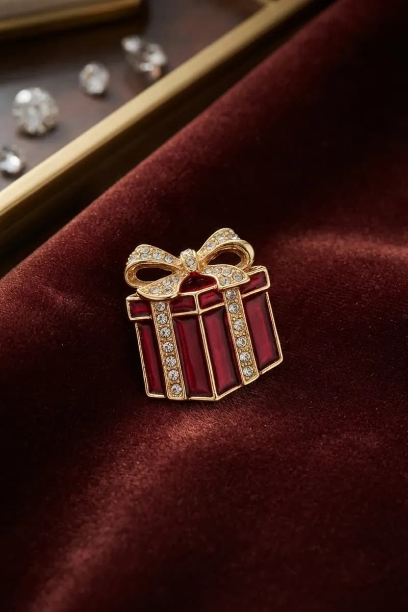 Yılbaşı Model Kırmızı Hediye Kutu Model Broş — fotoğraf 1