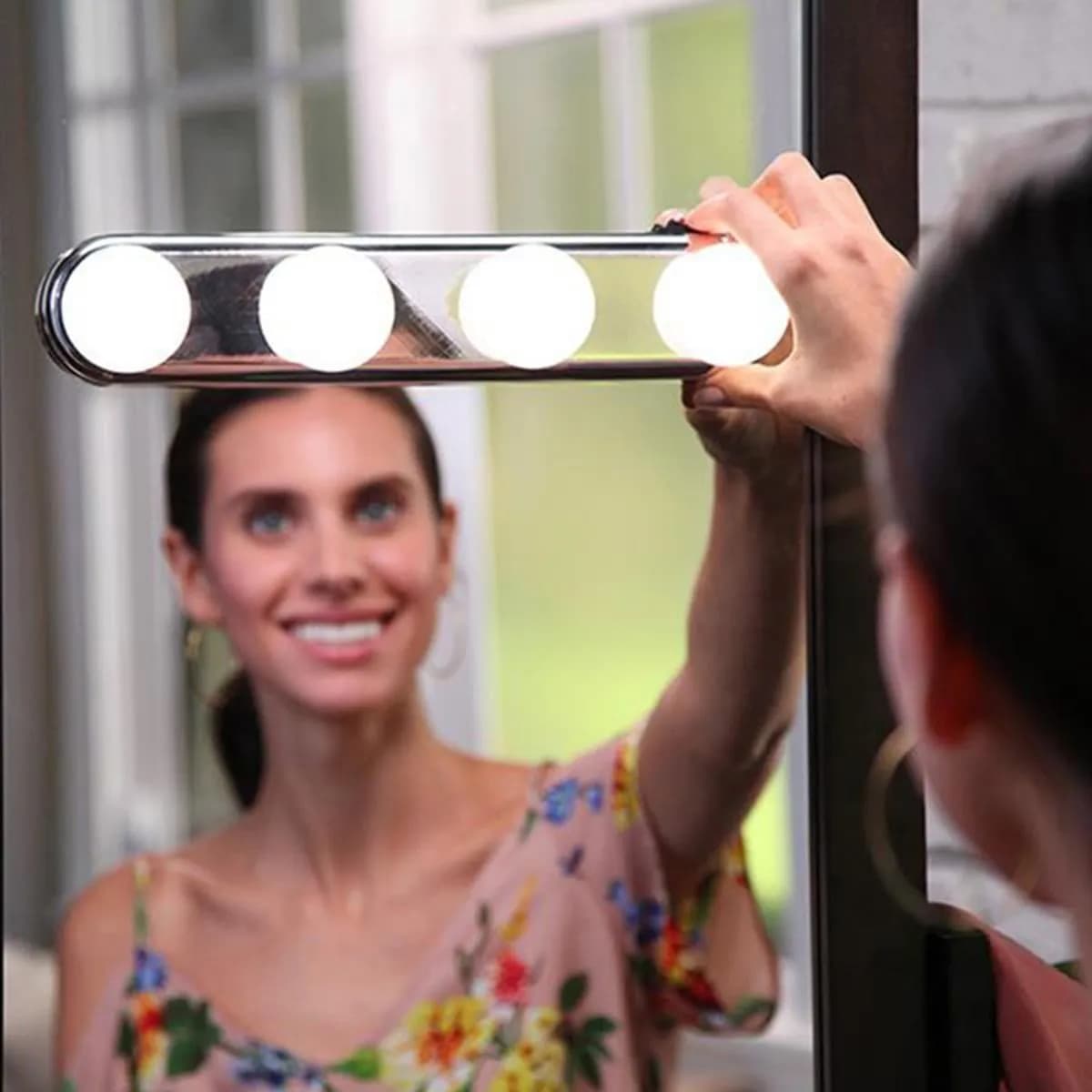 Kablosuz Parlak Banyo Stüdyo Makyaj Aynası Işığı Pilli Vantuzlu Taşınabilir 4 Led Ampul — fotoğraf 1